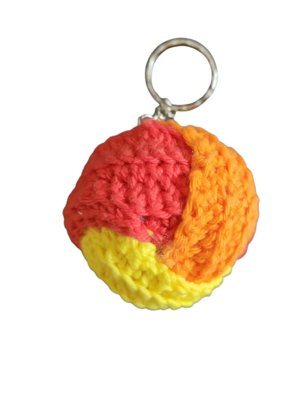 balle au crochet (6cm) de 3 couleurs différentes avec porte-clé