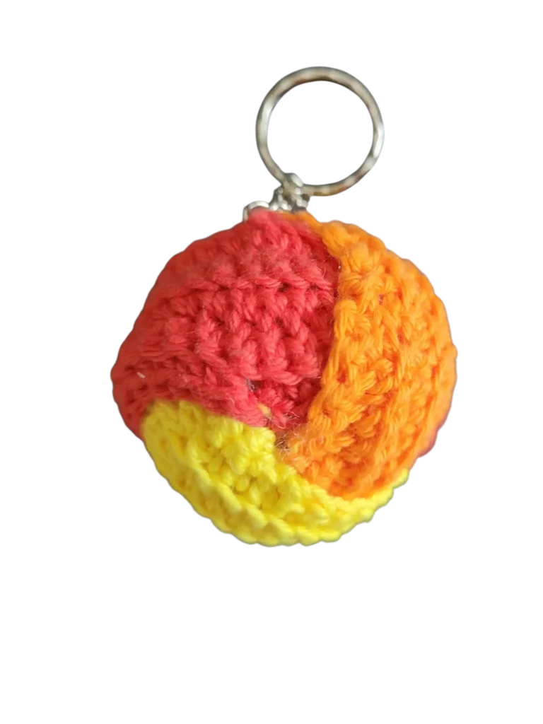 balle au crochet (6cm) de 3 couleurs différentes avec porte-clé