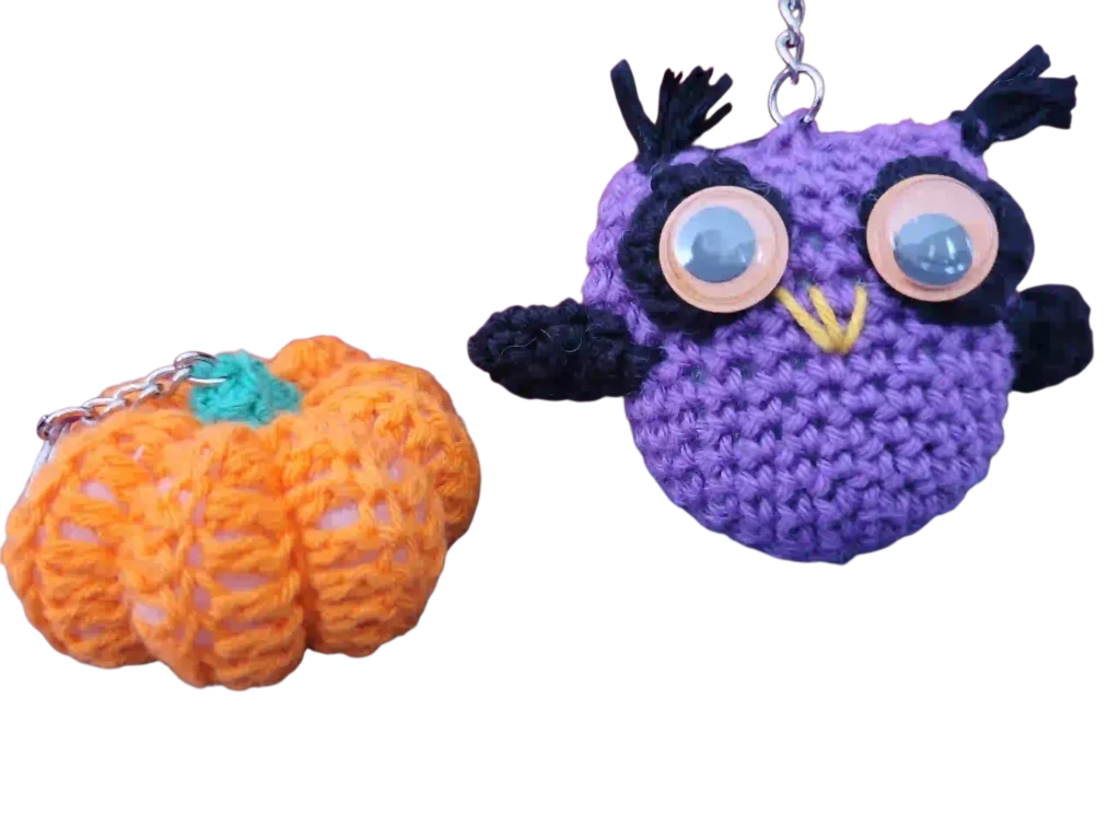 chouette d'halloween couleur corps violet, yeux noirs et orange avec ailes noires. porte-clé. yeux plastique collés et citrouille d'halloween orange et porte clé. Tout en coton