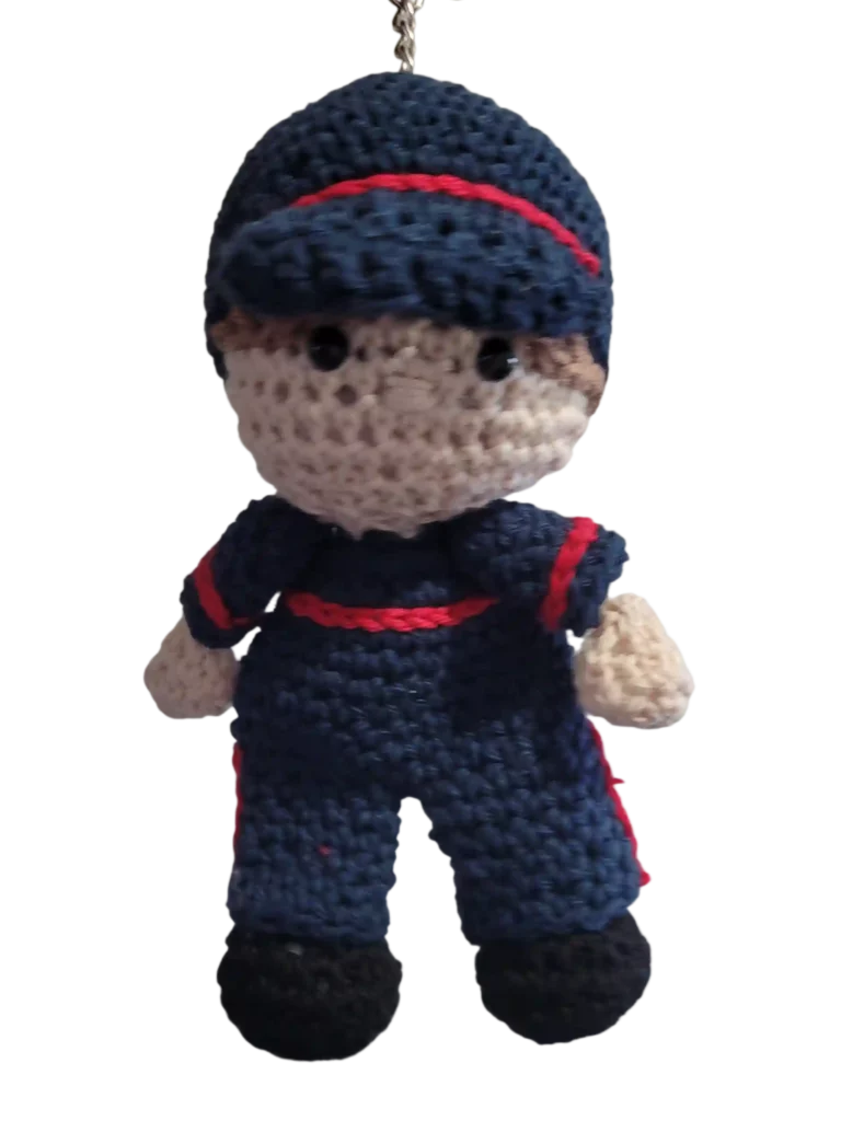 pompier au crochet, couleur bleu marine et bande rouge sur manches et pantalon, cheveux marron clair, pieds noirs imitant bottes