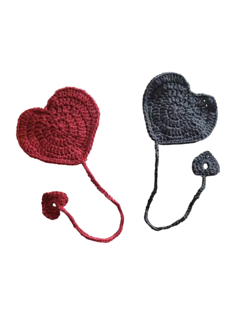 coeurs marque-page réalisés au crochet : 1 rouge foncé et un gris avec un gros coeur en haut et un petit en bas